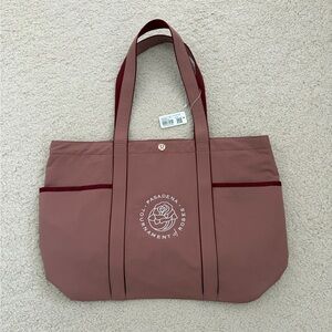 Lululemon multi pocket Tote Bag with Pasadena Tournament of Roses Logo.